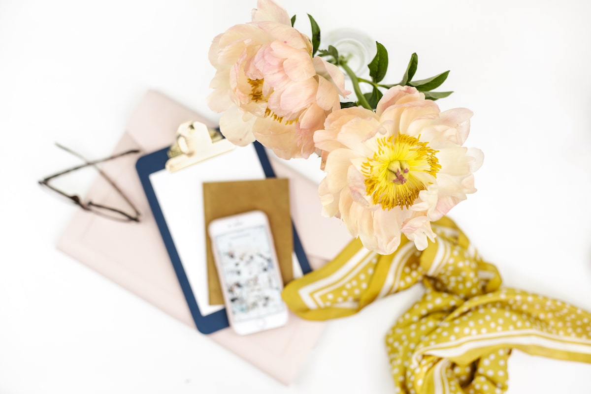 ターゲットに響く女性目線のホームページ制作 - 花やスカーフが置かれた白いテーブル