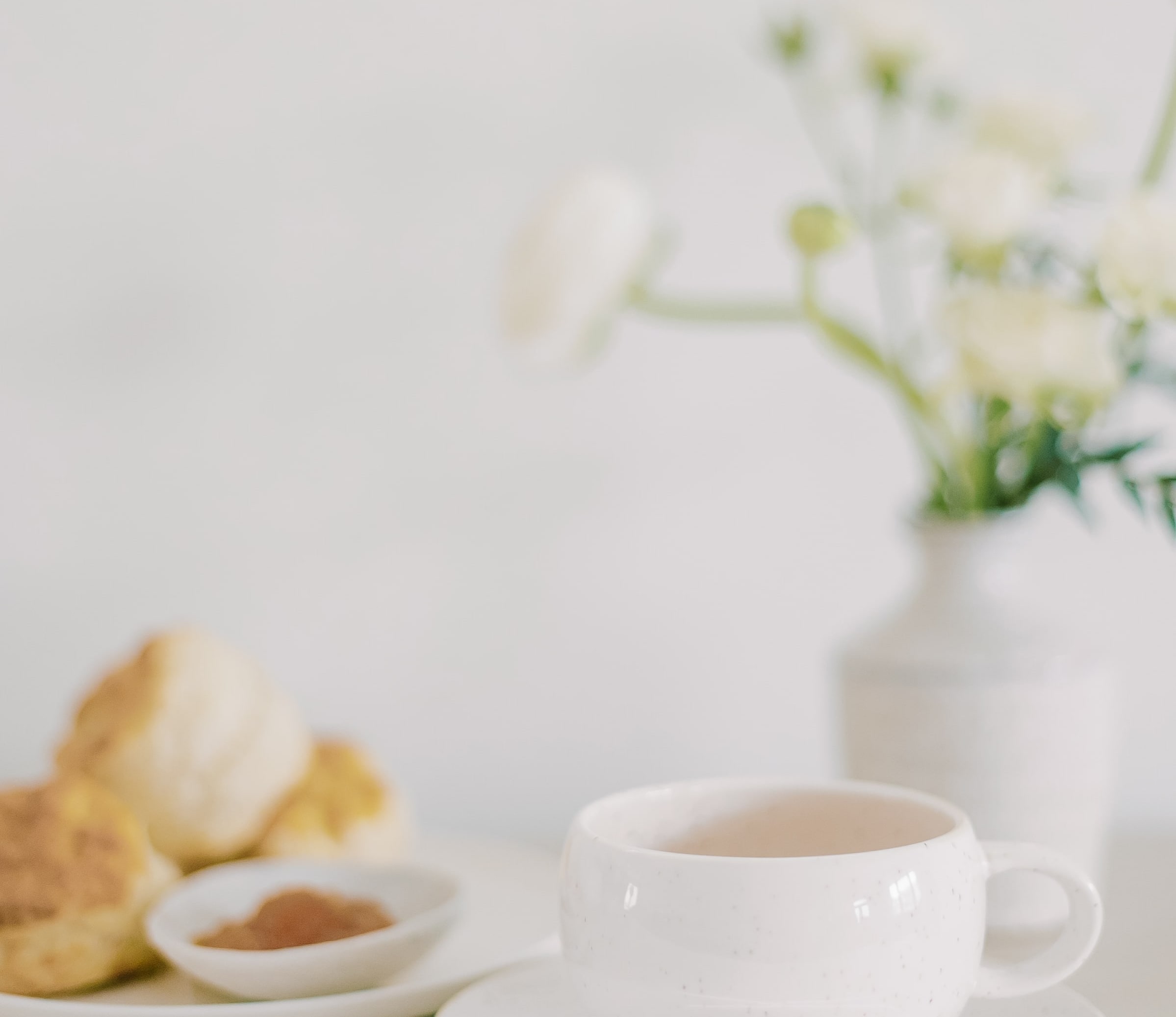 ティーカップとスコーンが置かれたテーブル - Afternoon tea time  - ホームページ制作事例