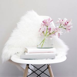 WordPressサポートのお客様の声 - 本と花が置かれた白い椅子
