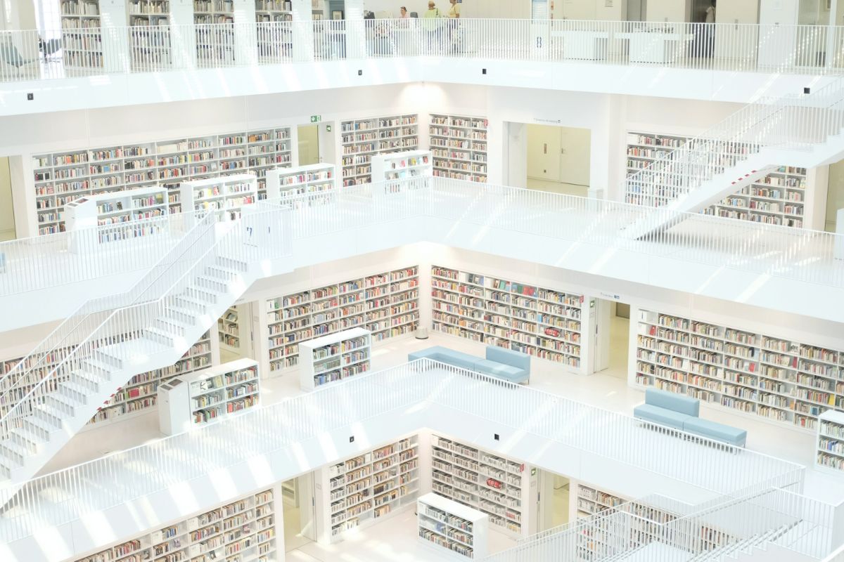 複雑な図書館の内部。天井が高く、多数の書架が階段状に配置されており、効果的な検索機能の実装が重要であることを示唆している。