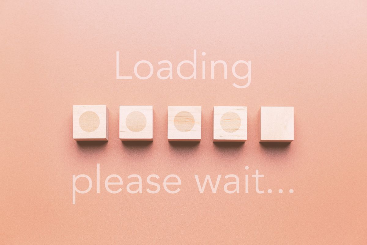 ウェブページ読み込みの遅延を表す、『Loading please wait...』のテキストと5つの立方体のイラスト。