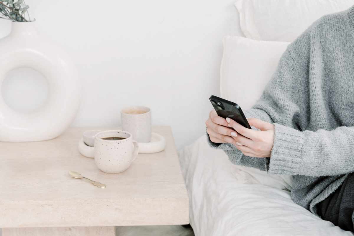 スマートフォンを操作する女性の手元