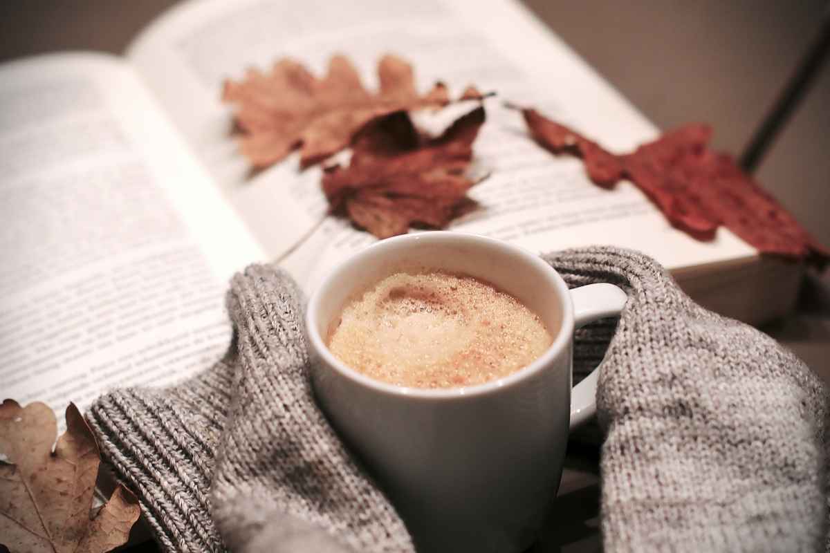 紅葉の葉とココアの入ったマグカップ