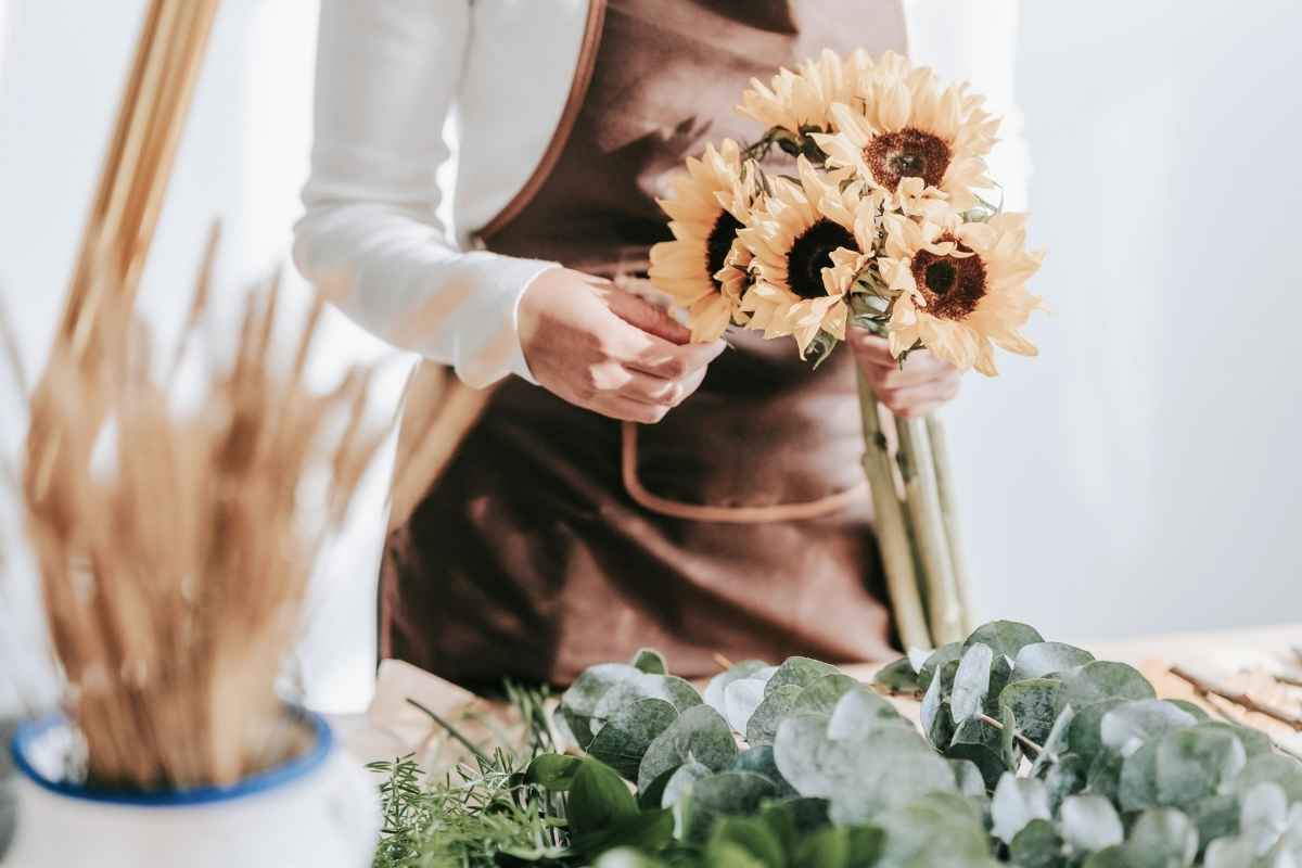 花束を作る女性の手元