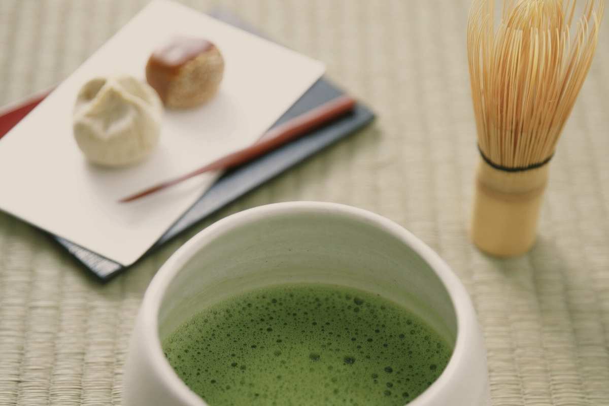 抹茶と和菓子が置かれた畳