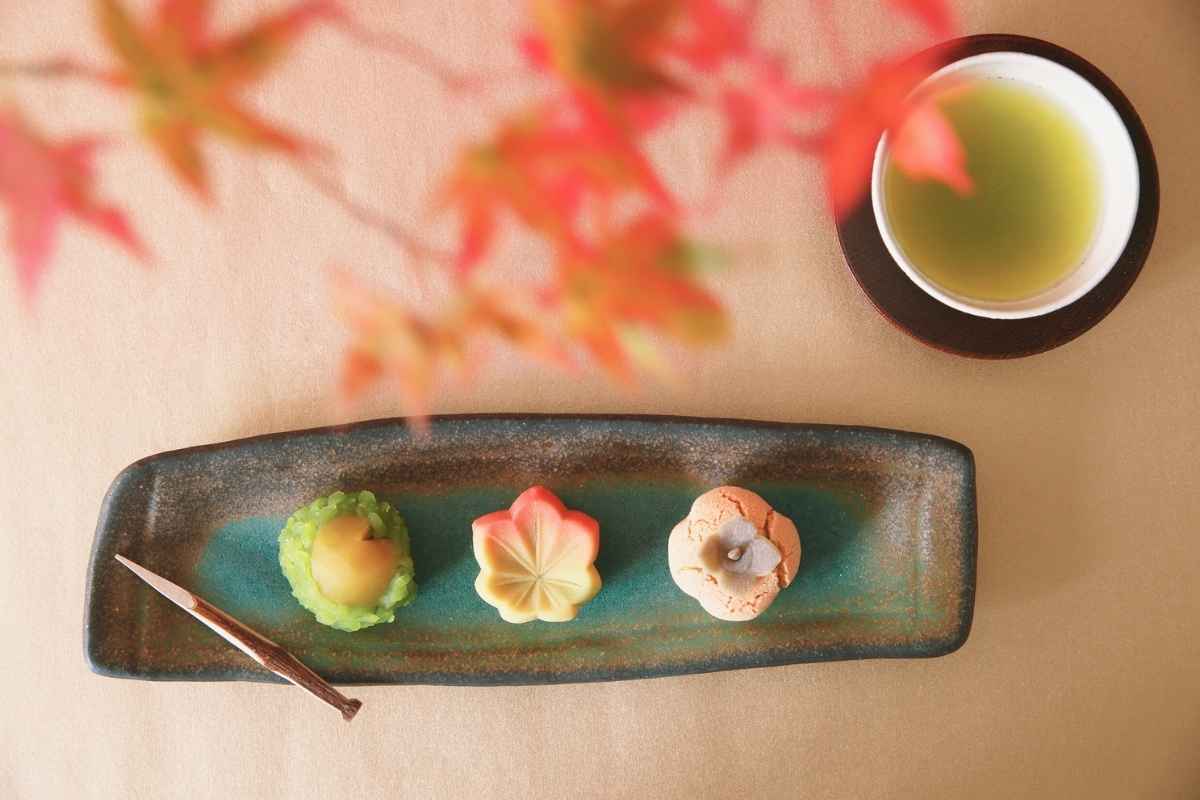 和菓子とお茶と紅葉