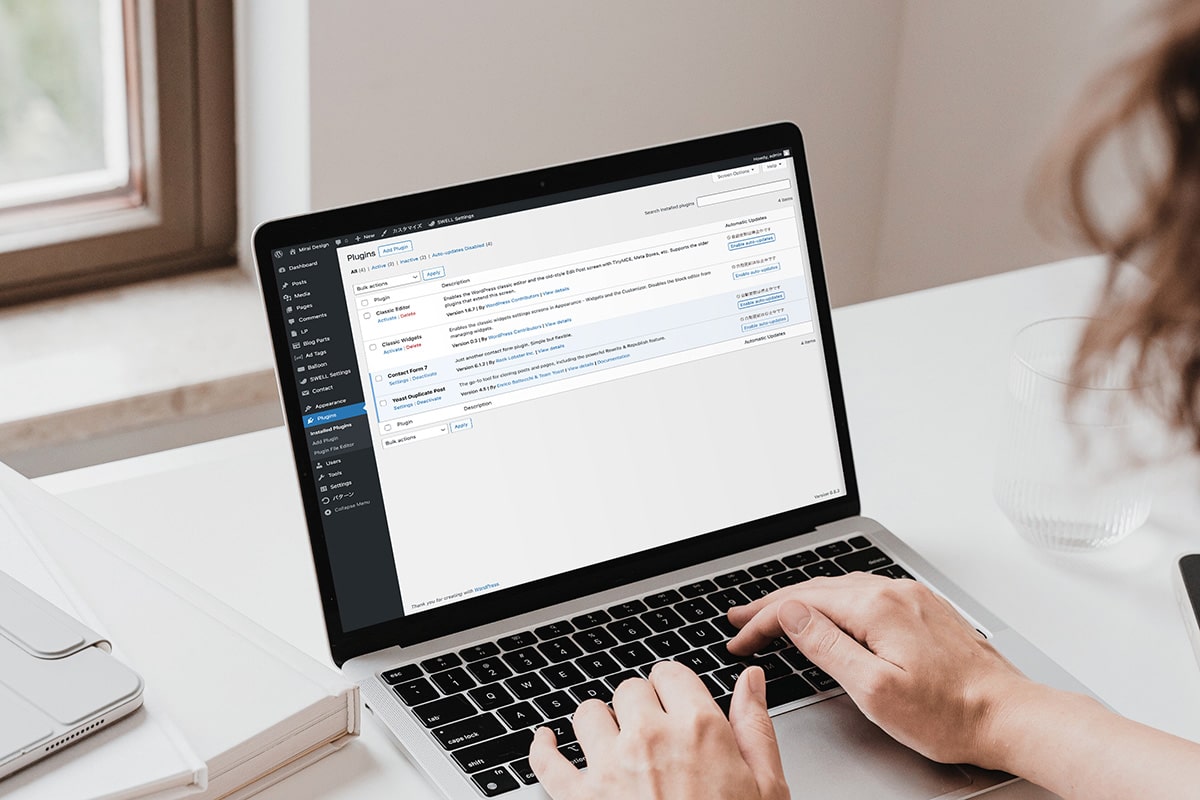 WordPressのプラグインページが表示されたパソコン