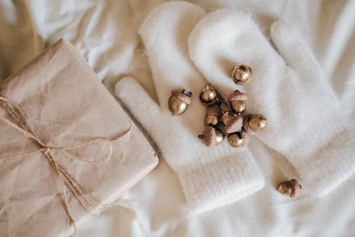 白い手袋、どんぐり、ギフトボックスなど冬のアイテム