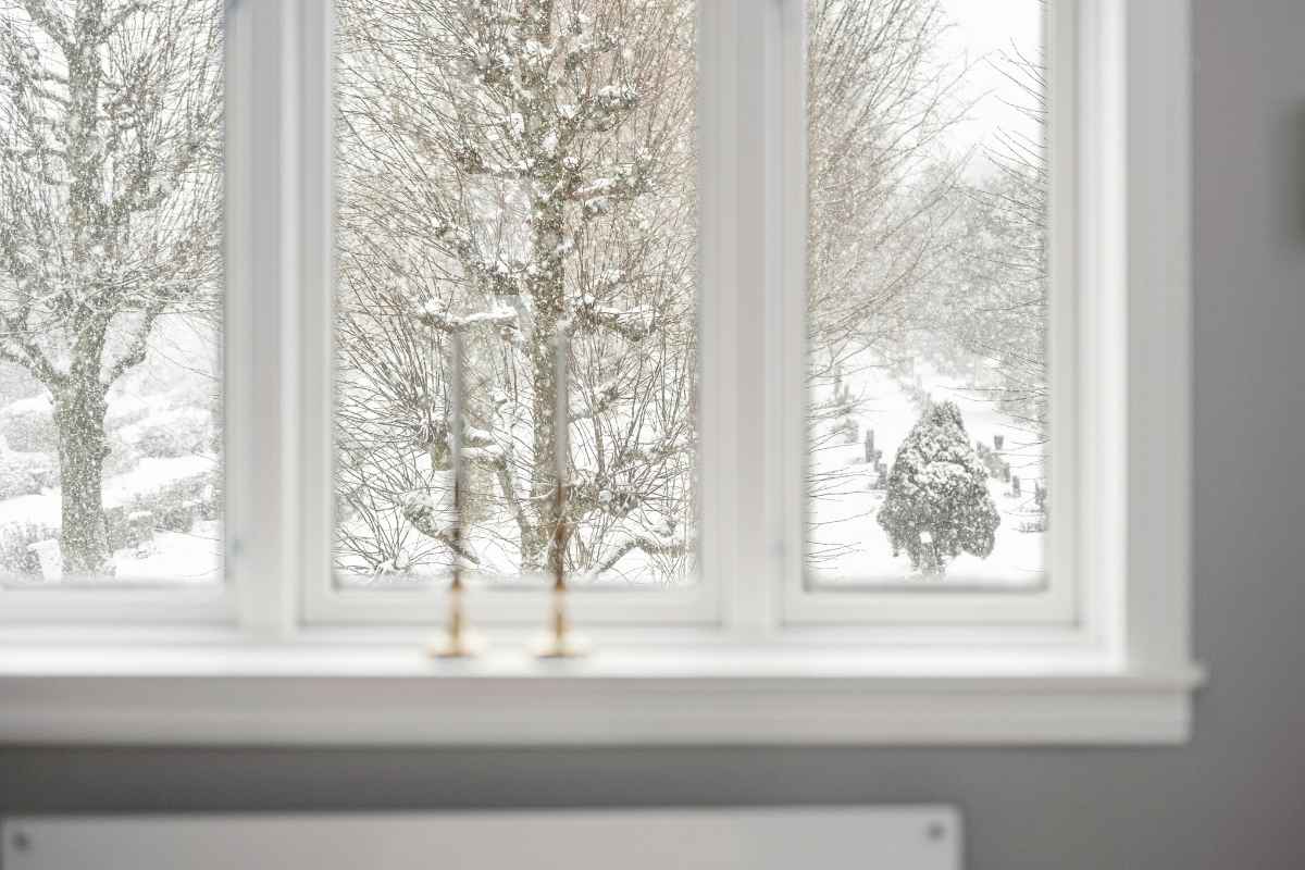 雪の日の窓辺の風景イメージ